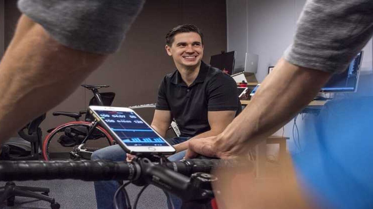 Para Samsung, esto significa permitir que esos trabajadores se tomen al menos un año de licencia de sus empleos diarios para dedicarse a cerca de cien proyectos.