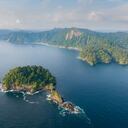 En el Golfo de Tribugá se encuentra la mayor parte de la biodiversidad del planeta, es un destino perfecto para darse un baño termal, realizar una caminata ecológica, hacer surf o pesca artesanal. Foto: Cortesía Getty Images