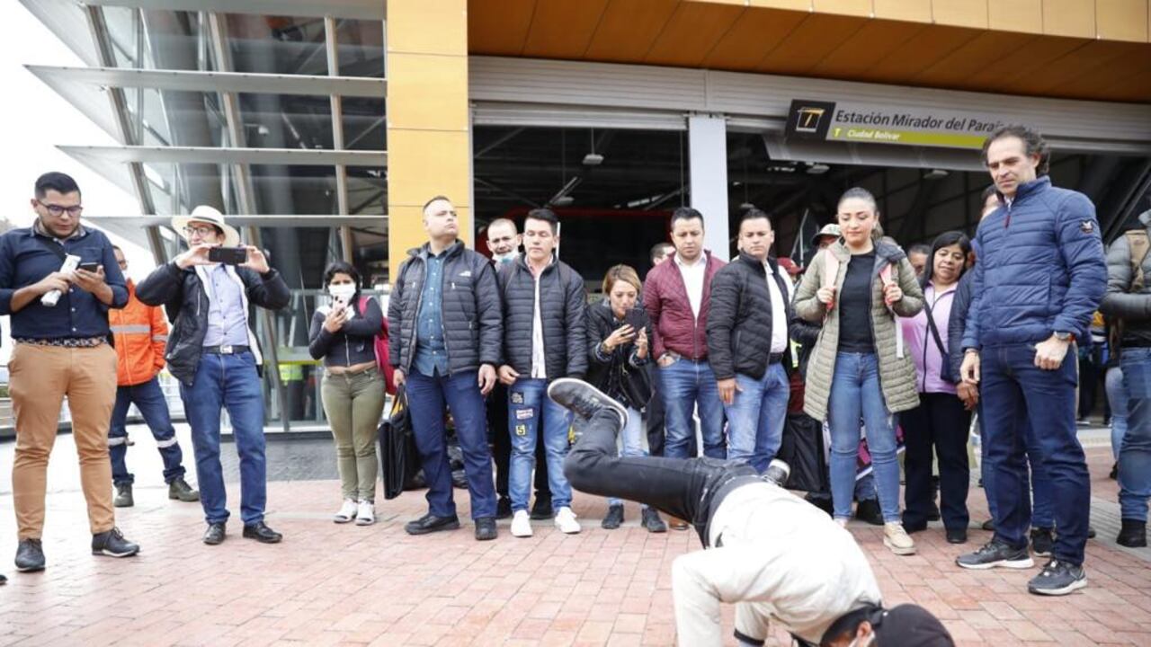 Federico Gutiérrez aprovechó su visita a Bogotá para ver muestras de baile urbano