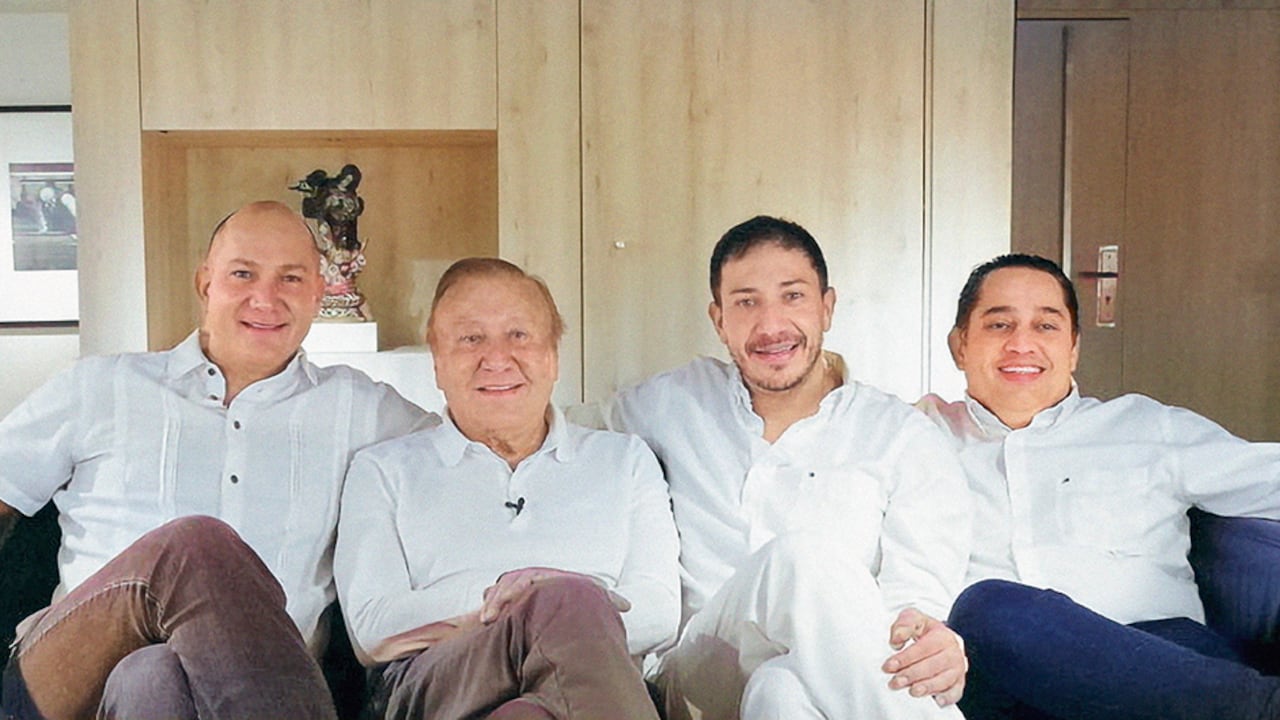 El ingeniero con sus hijos Luis Carlos, Rodolfo José, y Mauricio, quienes siguen sus pasos, algunos en la ingeniería, otros son más cercanos a la política.