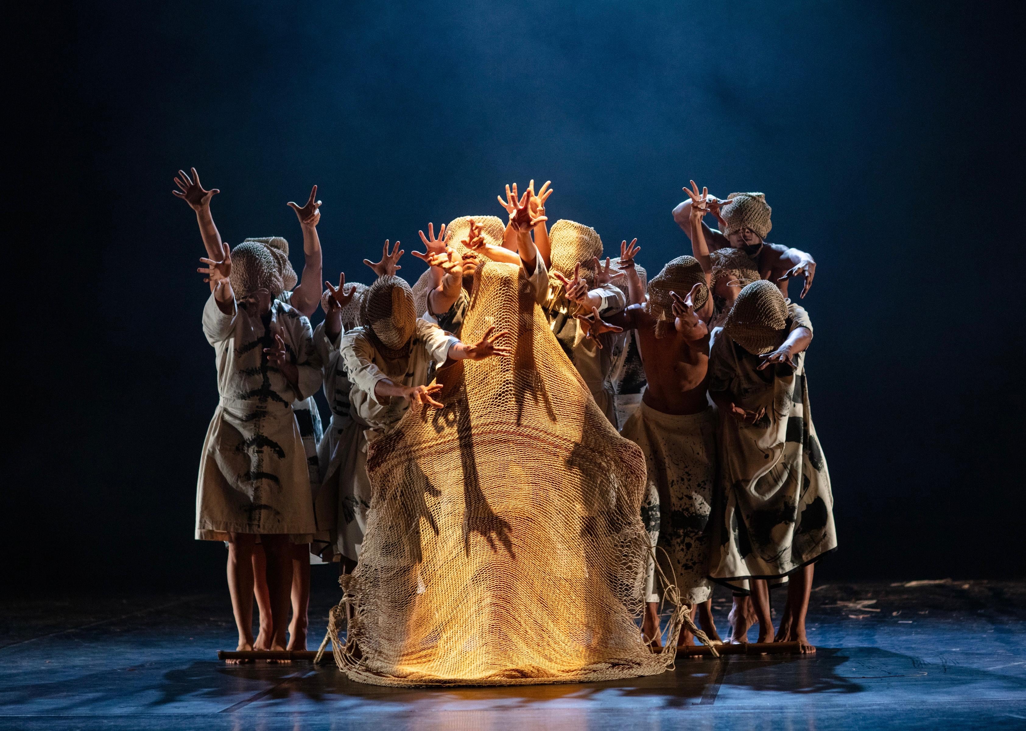 Espíritu de Pájaro comienza con una cosmogonía indígena. Luego, le sigue una narración de la vida antes de la Conquista.