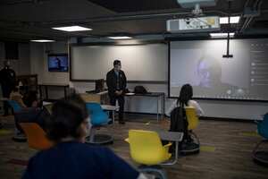 La Universidad Javeriana, institución de educación superior, tuvo que desarrollar varias modalidades de clase entre la alternancia; la combinada, donde los estudiantes asisten tanto de manera virtual como presencial; y la remota que se desarrolla de manera virtual.
Esteban Vega La-Rotta