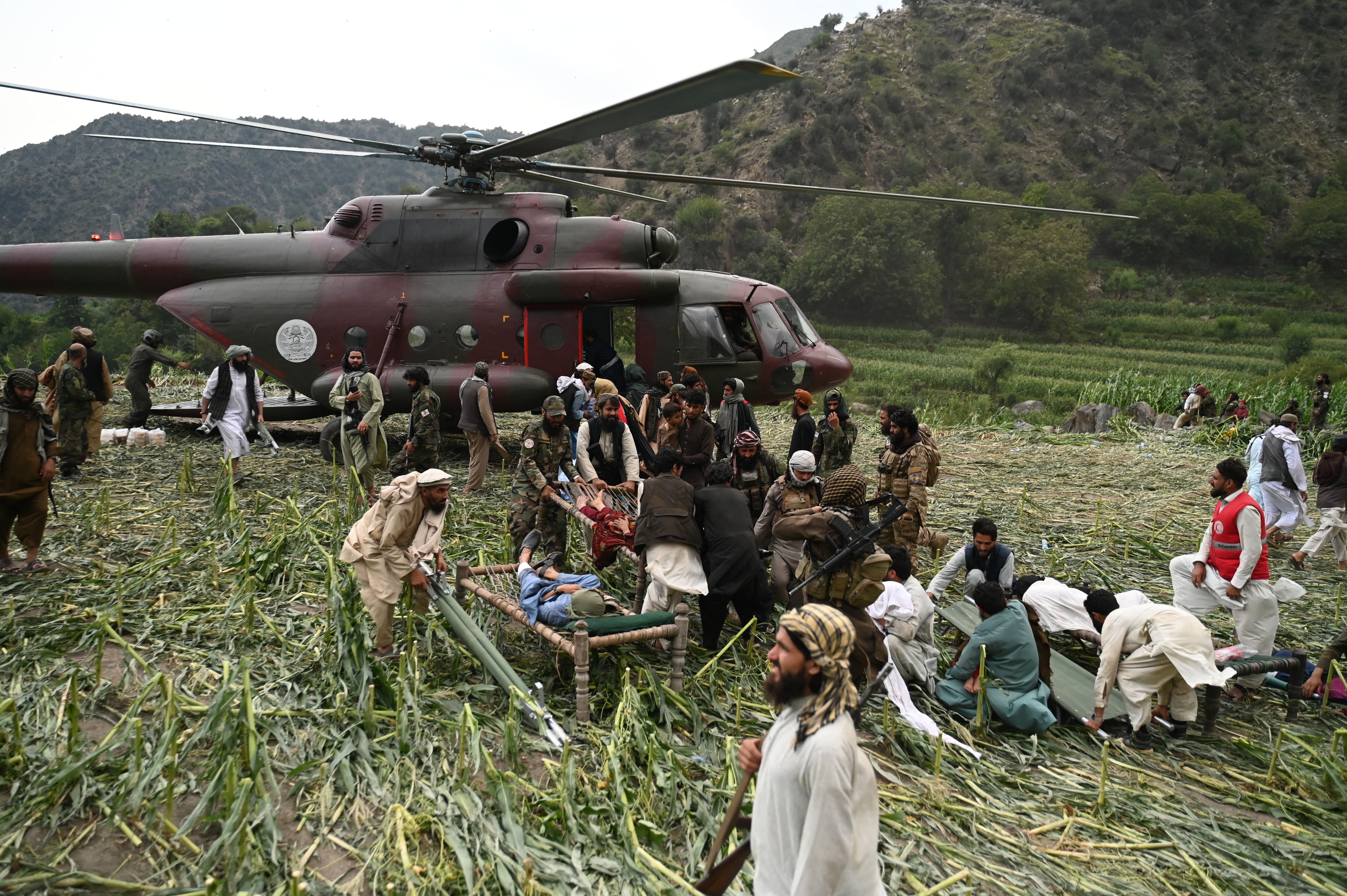 Victimas del terremoto son transportadas en helicóptero