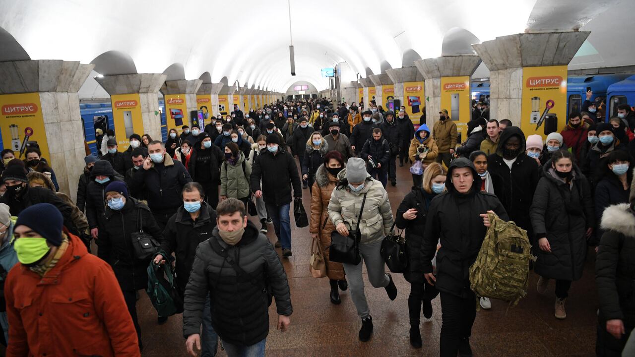 Personas, algunas con bolsas y maletas, caminan en una estación de metro en Kiev a primera hora del 24 de febrero de 2022. - El presidente ruso, Vladimir Putin, anunció el jueves una operación militar en Ucrania con explosiones que se escucharon poco después en todo el país y su ministro de Relaciones Exteriores advirtió un " invasión a gran escala" estaba en marcha.