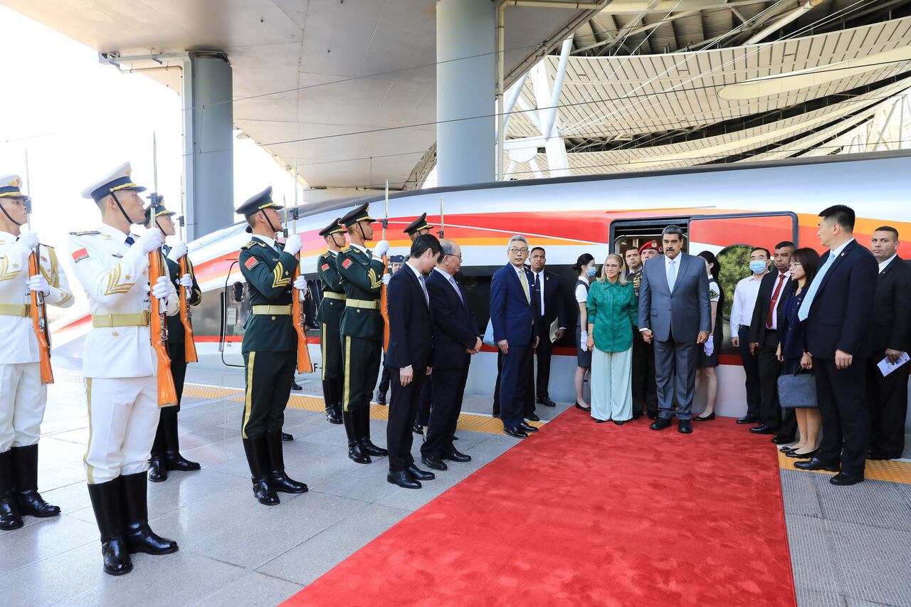 El líder de 60 años busca asegurar la membresía de Venezuela en BRICS, un bloque de naciones en ascenso, que acaba de celebrar su cumbre en India.