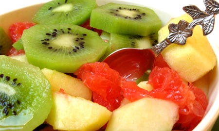 En la alimentación se deberían incluir alimentos con alto contenido en vitaminas y minerales, como el calcio y el fósforo, los cuales tienen propiedades para mitigar el riesgo de sufrir otras enfermedades como la osteoporosis posmenopáusica,