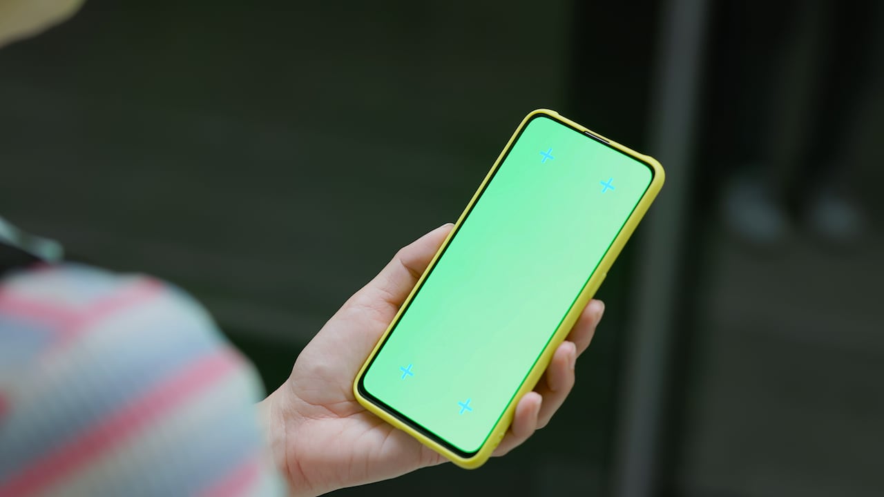 La pantalla del celular se puede dañar por golpes o caídas fuertes.