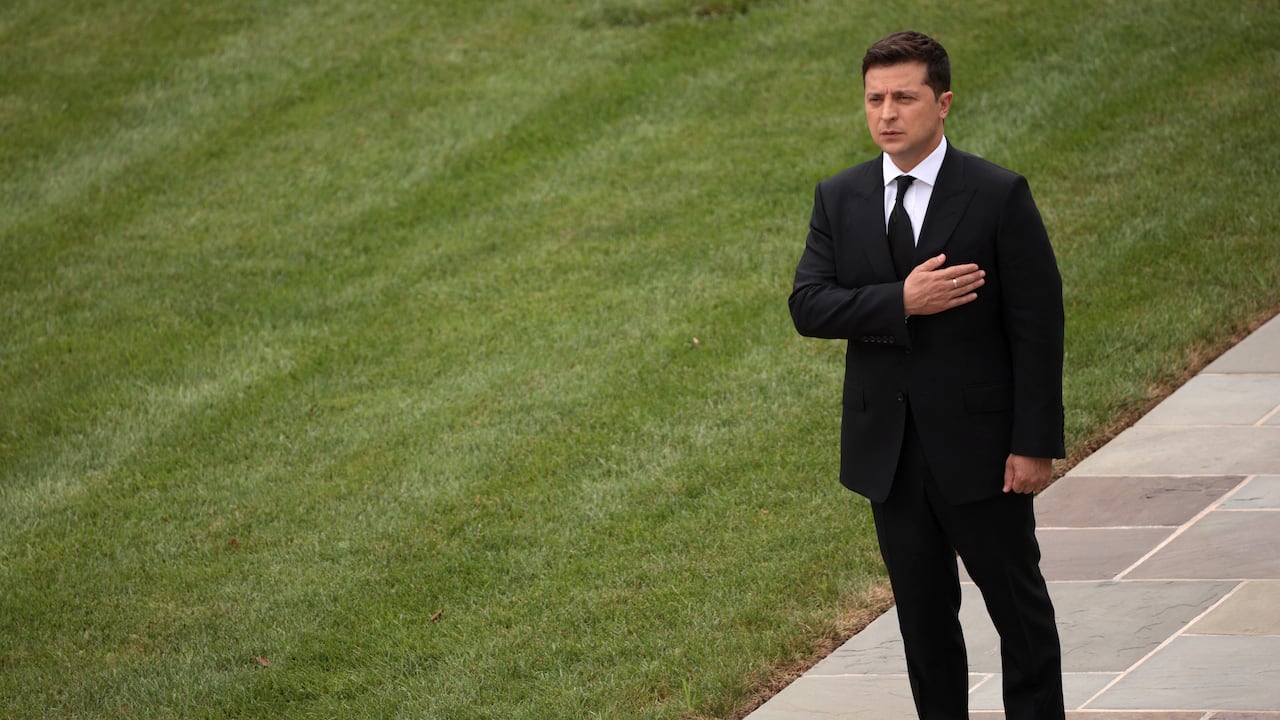 ARLINGTON, VIRGINIA - 01 DE SEPTIEMBRE: El presidente ucraniano Volodymyr Zelensky pone su mano sobre su corazón durante una ceremonia de corona de honor de las Fuerzas Armadas en la Tumba del Soldado Desconocido en el Cementerio Nacional de Arlington el 1 de septiembre de 2021 en Arlington, Virginia. El presidente Zelensky se reunirá con el presidente de los Estados Unidos, Joe Biden, más tarde hoy en la Casa Blanca. Anna Moneymaker/Getty Images/AFP (Foto de Anna Moneymaker/GETTY IMAGES NORTH AMERICA/Getty Images vía AFP)