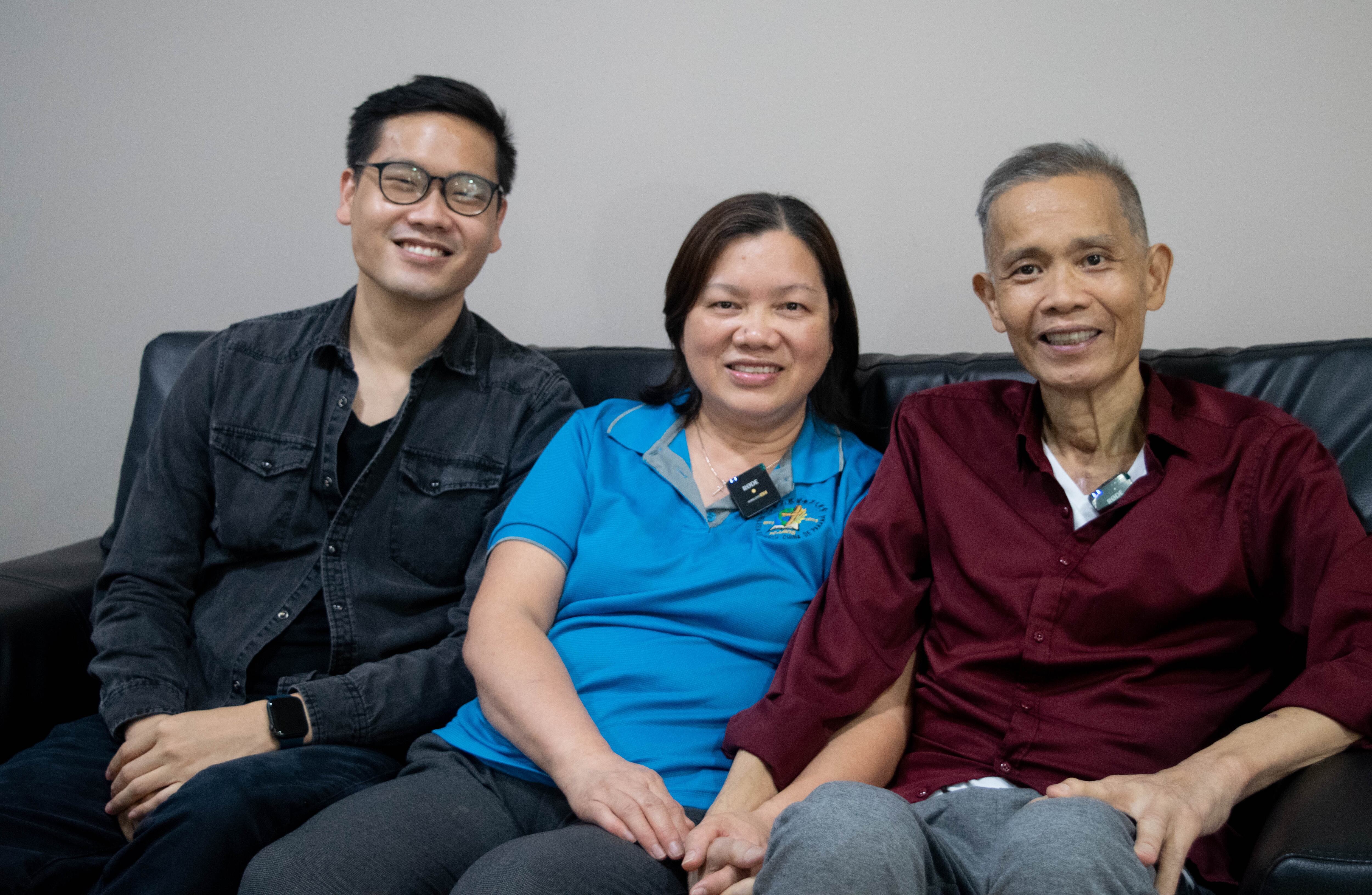 Yuk Yin Hau Fun y su esposa e hijo.