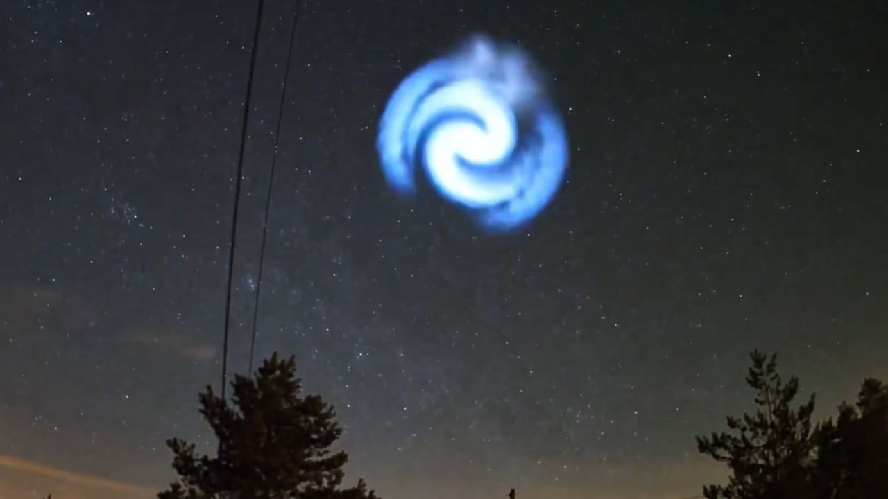 Un extraño remolino azul apareció en la noche, generando especulación.