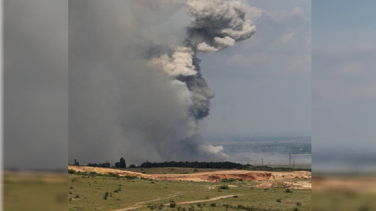 Archivo de incendio en un campo de entrenamiento militar en Crimea.