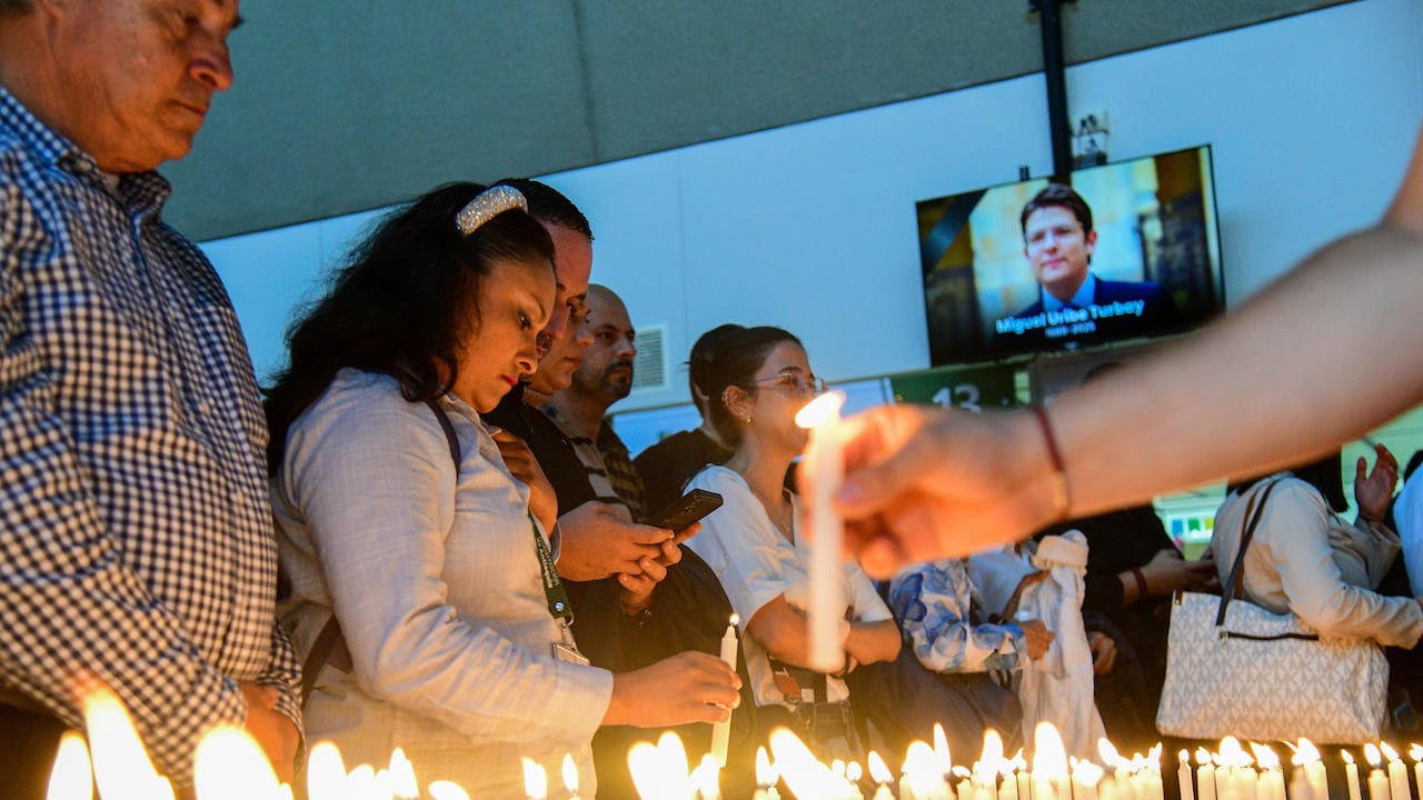 Velatón en homenaje a Miguel Uribe Turbay en la Gobernación de Antioquia.
