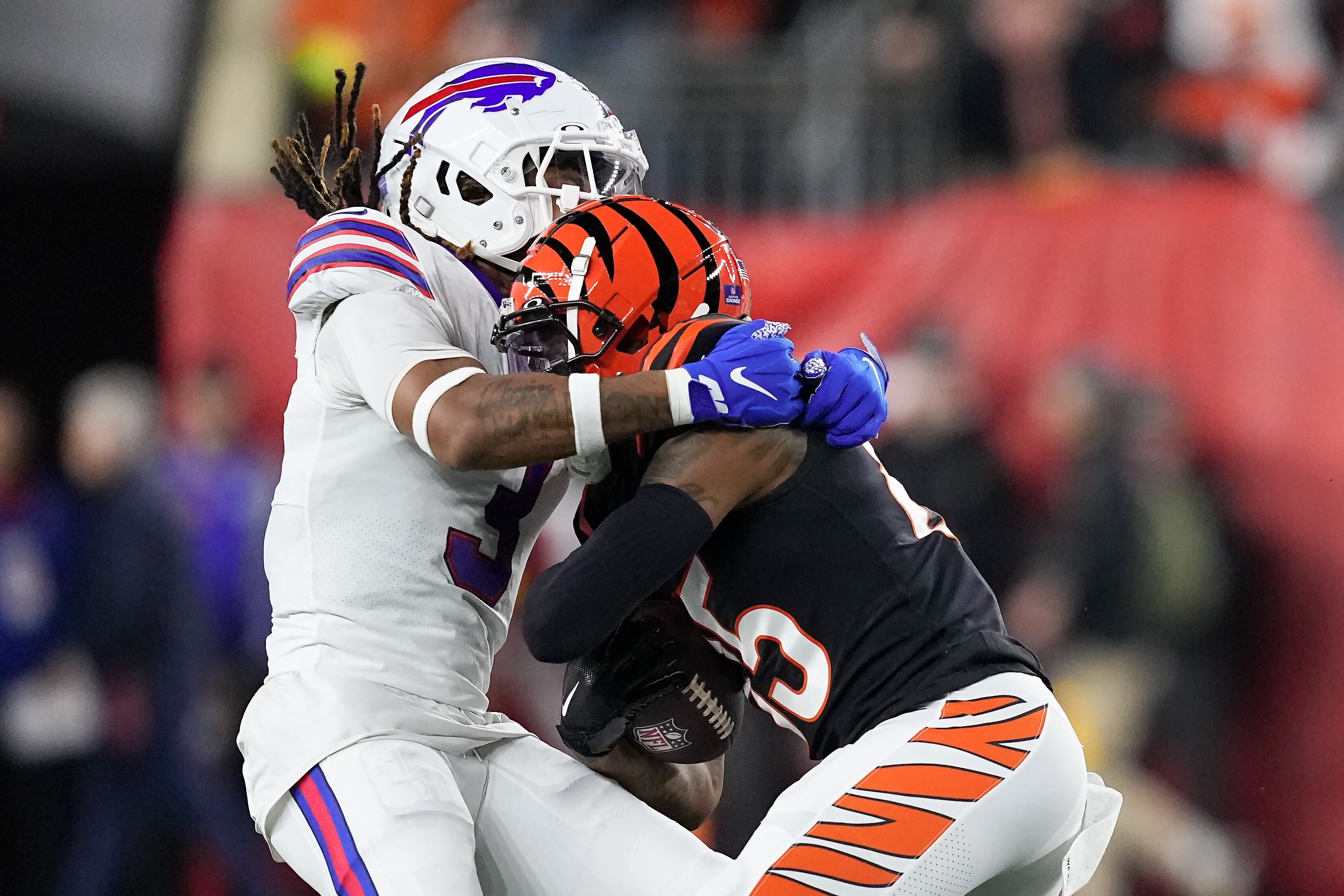 Damar Hamlin de los Buffalo Bills choca con Tee Higgins de los Cincinnati Bengals en partido de la NFL.