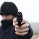 Hombre disparando con un arma, el ladrón comete un crimen, concepto criminal robo