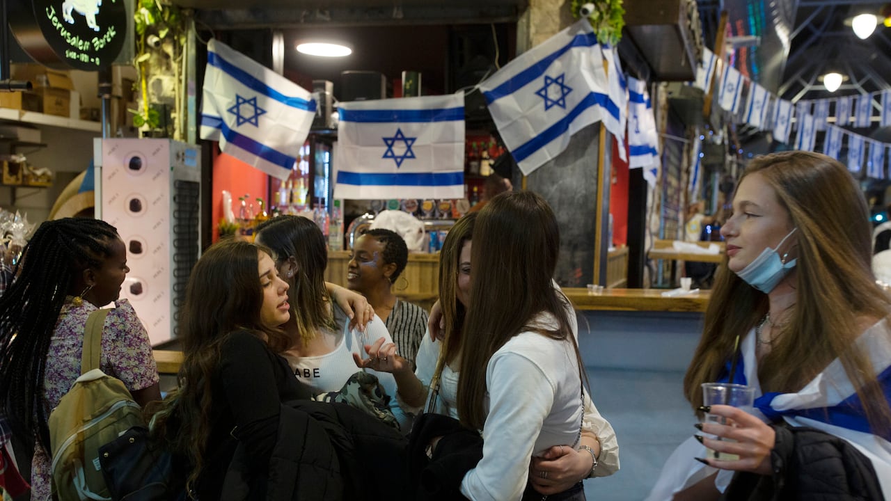 Los israelíes recuperan la normalidad tras el coronavirus (AP Photo/Maya Alleruzzo)