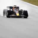 El piloto mexicano Sergio Pérez, de Red Bull, conduce su auto durante una sesión de las pruebas de pretemporada de la Fórmula Uno en el circuito de Cataluña en Montmeló, en las afueras de Barcelona, España, el viernes 25 de febrero de 2022. (AP Foto/Joan Monfort)