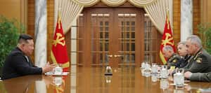 el líder norcoreano Kim Jong Un, a la izquierda, se reúne con delegados rusos encabezados por su ministro de Defensa, Sergei Shoigu, a la derecha, en la sede del Comité Central del Partido de los Trabajadores en Pyongyang, Corea del Norte, el miércoles 26 de julio de 2023