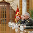 el líder norcoreano Kim Jong Un, a la izquierda, se reúne con delegados rusos encabezados por su ministro de Defensa, Sergei Shoigu, a la derecha, en la sede del Comité Central del Partido de los Trabajadores en Pyongyang, Corea del Norte, el miércoles 26 de julio de 2023