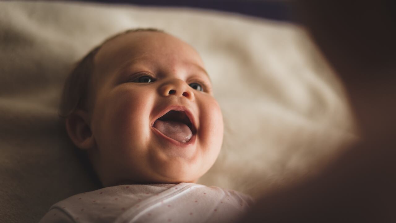 Bebé sonriendo.