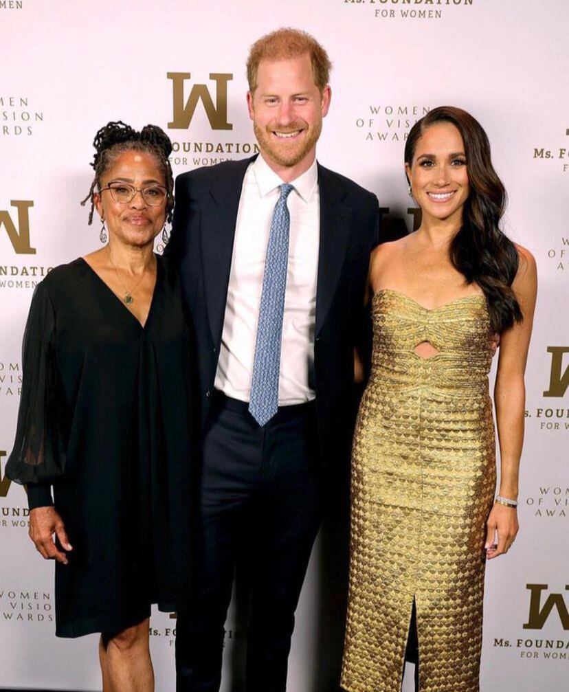 Markle llegó a la gran manzana, en compañía de su esposo el príncipe Harry y su madre Doria Ragland.