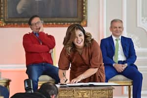 Durante los actos de posesión, asumieron también los ministros de Hacienda, Ricardo Bonilla; de agricultura, Jhenifer Mojica; del Interior, Luis Fernando Velasco; de Ciencia, Yesenia Olaya; de las TIC, Mauricio Lizcano y de Transporte, William Camargo, ministro de Transporte.