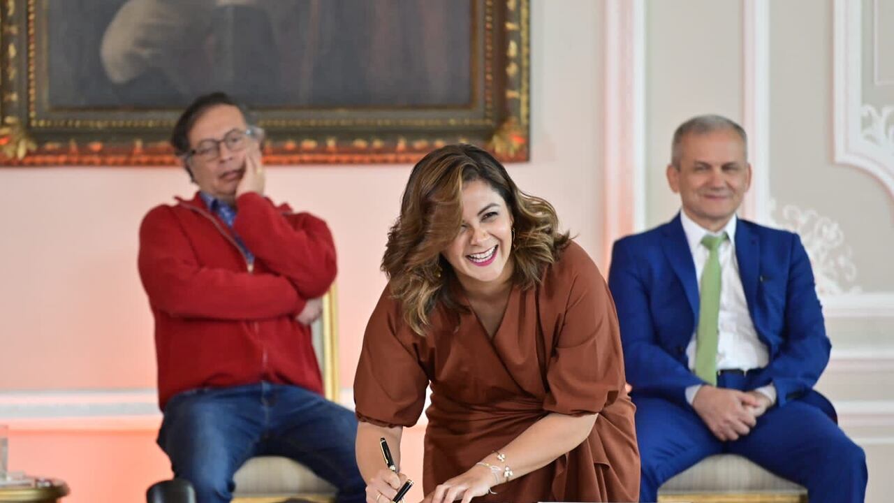 Durante los actos de posesión, asumieron también los ministros de Hacienda, Ricardo Bonilla; de agricultura, Jhenifer Mojica; del Interior, Luis Fernando Velasco; de Ciencia, Yesenia Olaya; de las TIC, Mauricio Lizcano y de Transporte, William Camargo, ministro de Transporte.