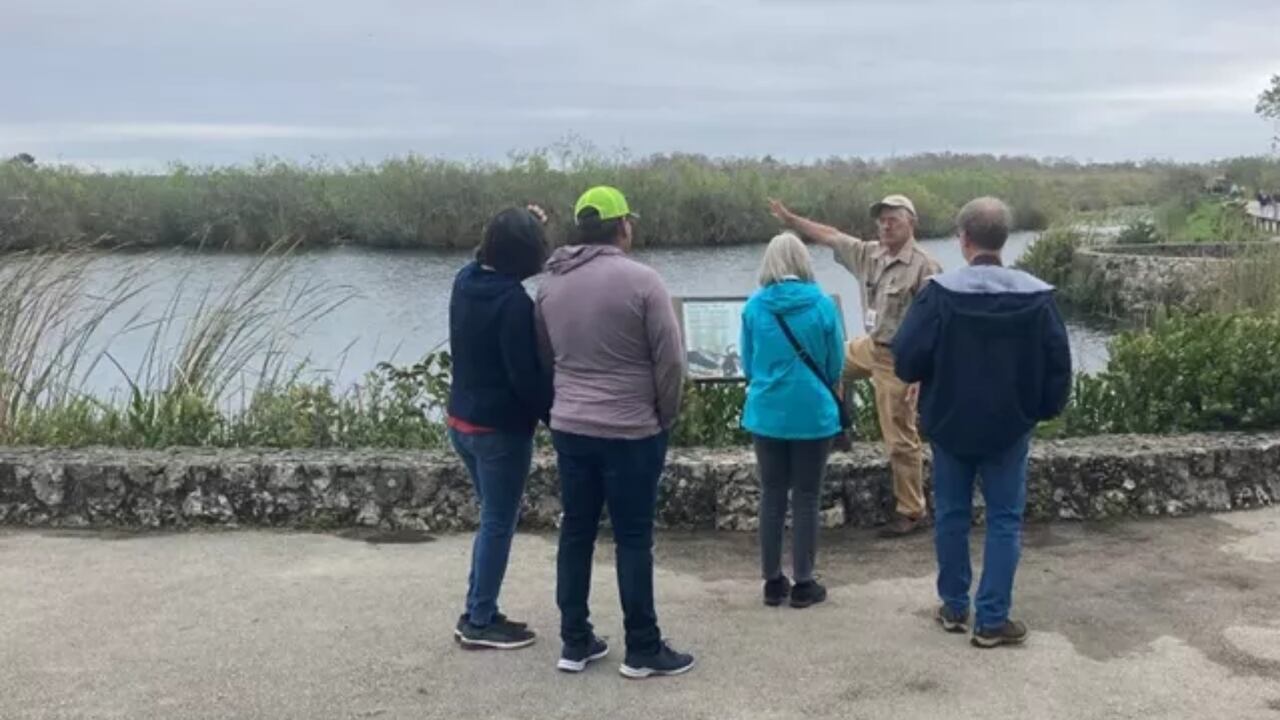 Los guías están dispuestos a informar a los turistas acerca de las actividades que se llevan a cabo en el lugar