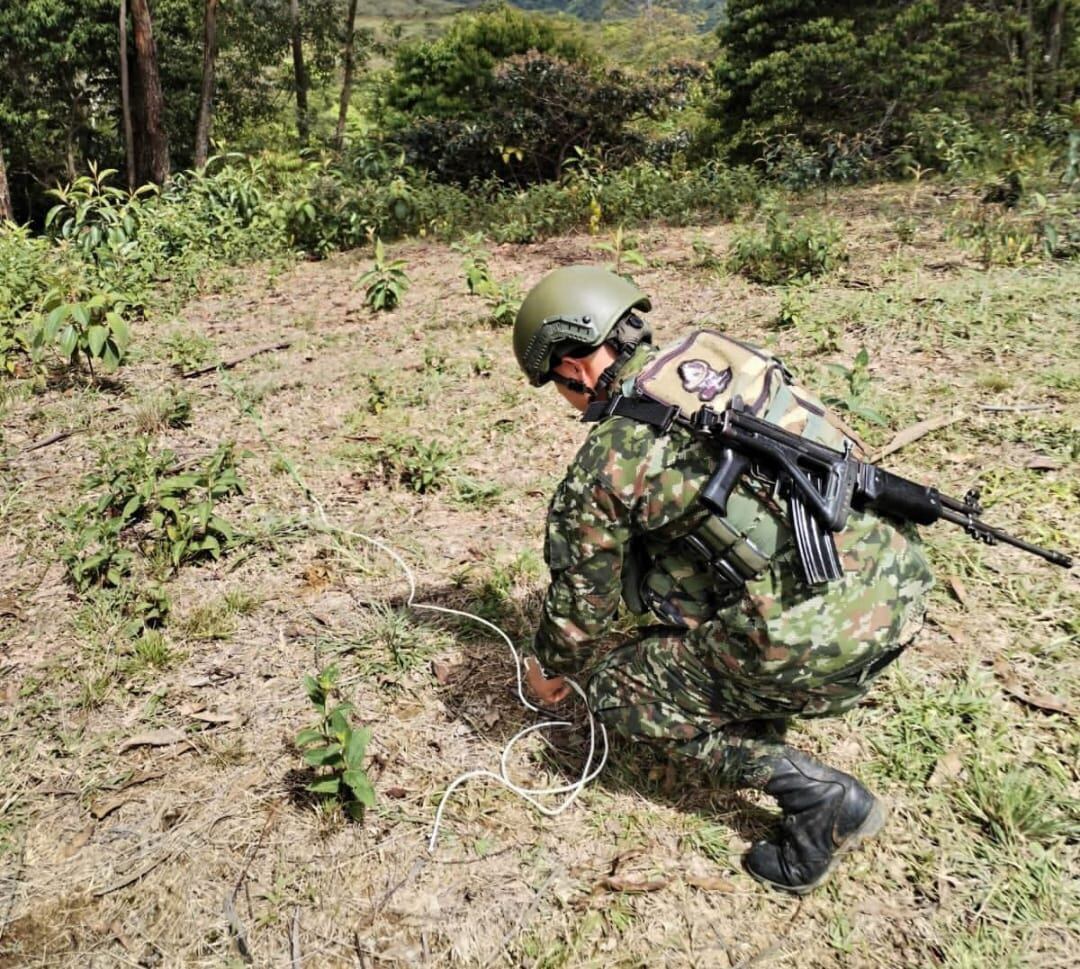 Dos artefactos explosivos fueron detonados de manera controlada por el Ejercito, en zona rural de Jamundí, este sábado. Foto Especial para El País.