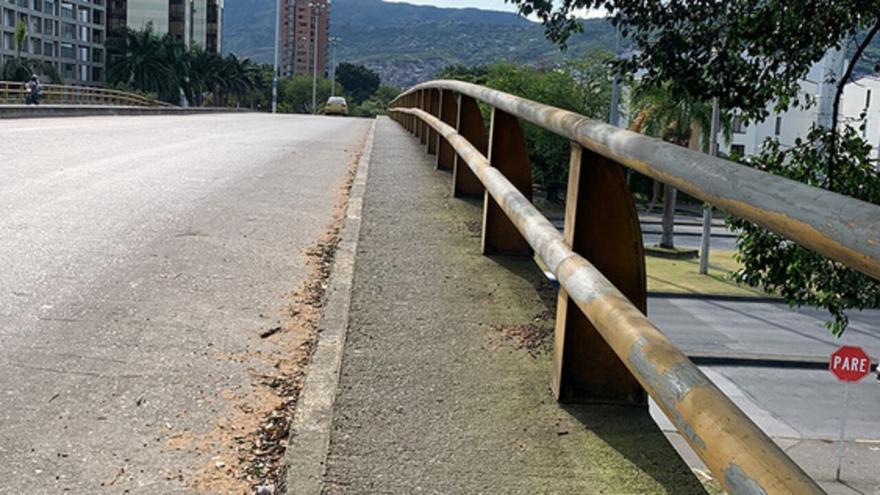 La ciudadanía caleña espera la intervención de los puentes vehiculares y peatonales de la ciudad; aseguran que se encuentran deteriorados desde hace varios años.