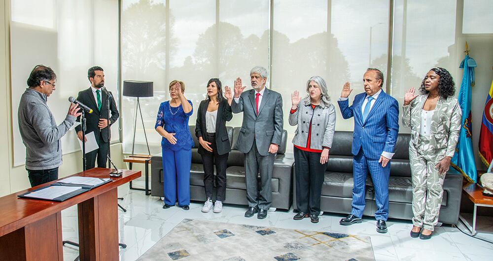    A lo largo de la semana, Petro posesionó al resto del gabinete, en carteras como las de Trabajo, Comercio, Vivienda y Transporte. Al cierre de esta edición, estaba pendiente la definición en la cartera TIC.