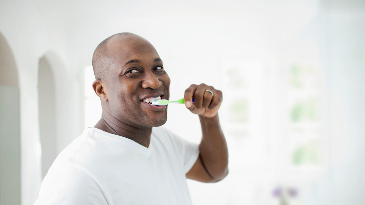 Cepillar los dientes con bicarbonato de sodio puede mejorar el aspecto del esmalte dental.