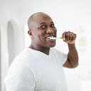 Cepillar los dientes con bicarbonato de sodio puede mejorar el aspecto del esmalte dental.