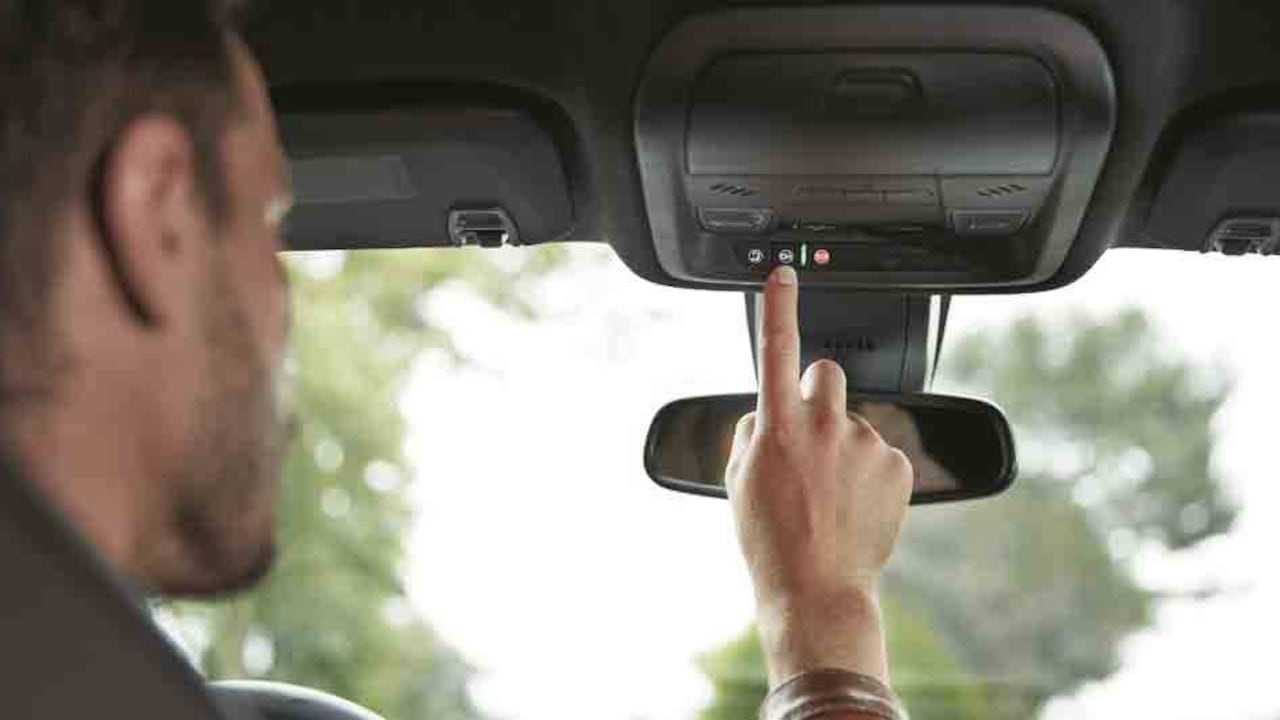 Desde el teléfono móvil se podrá saber dónde está el vehículo, abrir y cerrar sus puertas, encender el aire acondicionado, entre otras opciones.