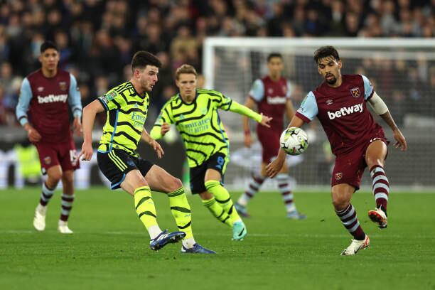 Lucas Paqueta del West Ham United es desafiado por Declan Rice del Arsenal durante el partido de la Cuarta Ronda de la Copa Carabao entre el West Ham United y el Arsenal en el Estadio de Londres el 01 de noviembre de 2023 en Londres, Inglaterra.