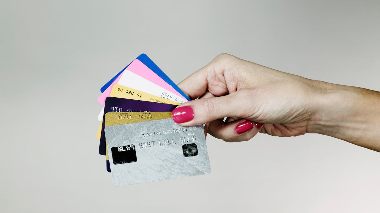 Aunque las tarjetas de crédito dan paso a la creación de un historial financiero, no hay que caer en el sobreendeudamiento.