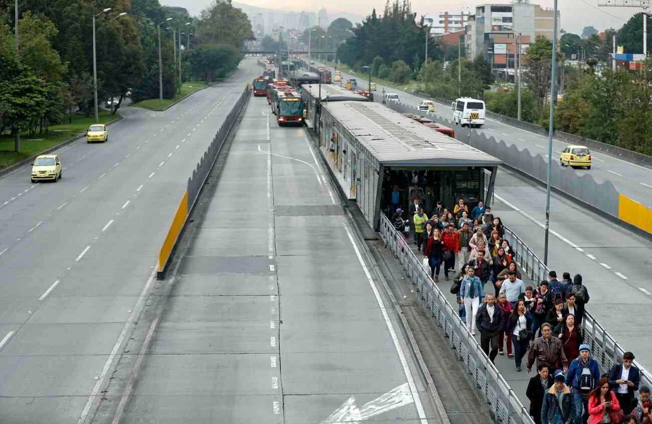 Circulación de pasajeros en la Estación Parque Virrey. FOTO: León Darío Peláez. SEMANA