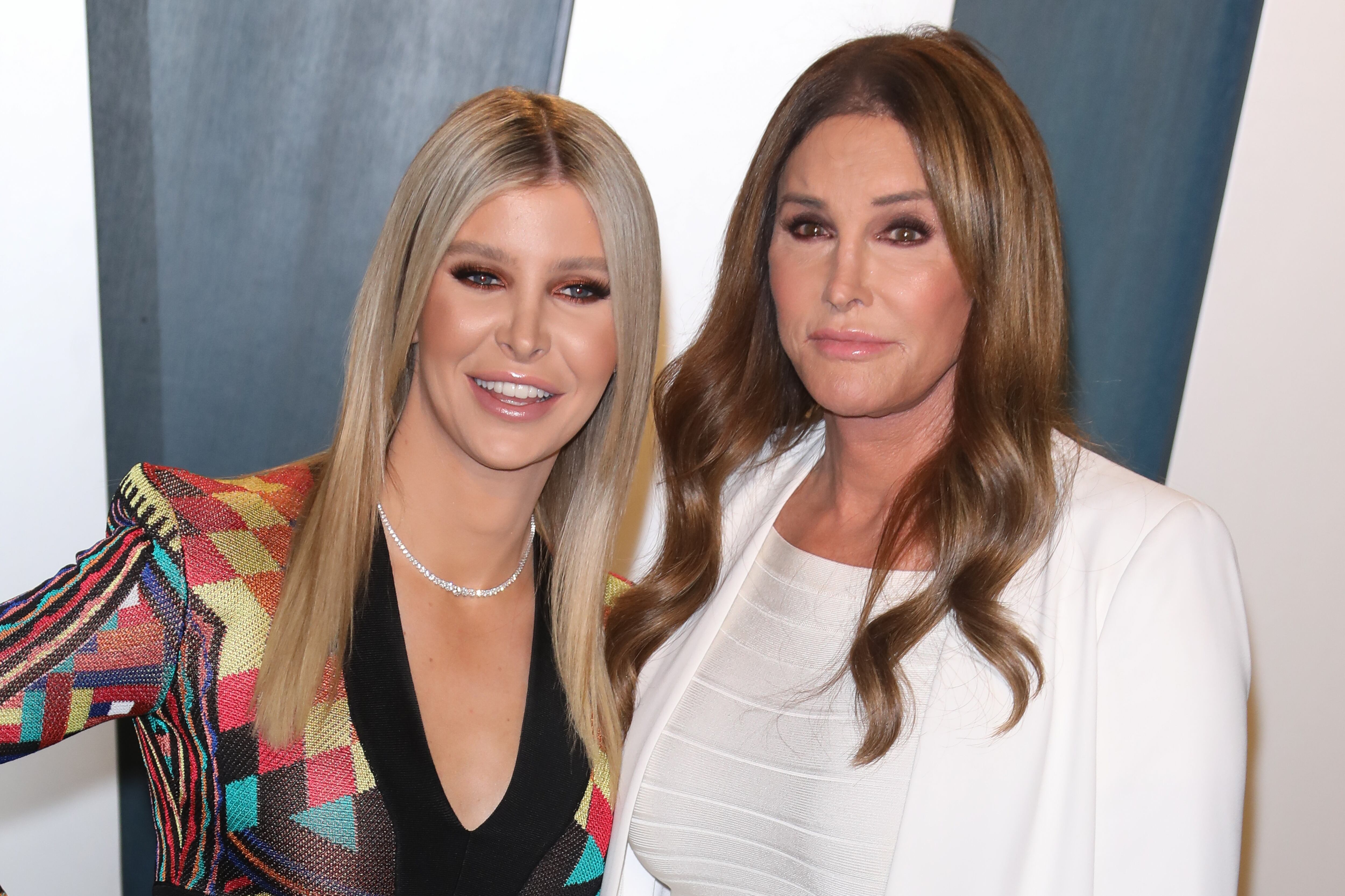 Sophia Hutchins y Caitlyn Jenner asisten a la Fiesta de los Óscar de Vanity Fair 2020 en el Centro Wallis Annenberg para las Artes Escénicas el 9 de febrero de 2020 en Beverly Hills, California. (Foto de Toni Anne Barson/WireImage)