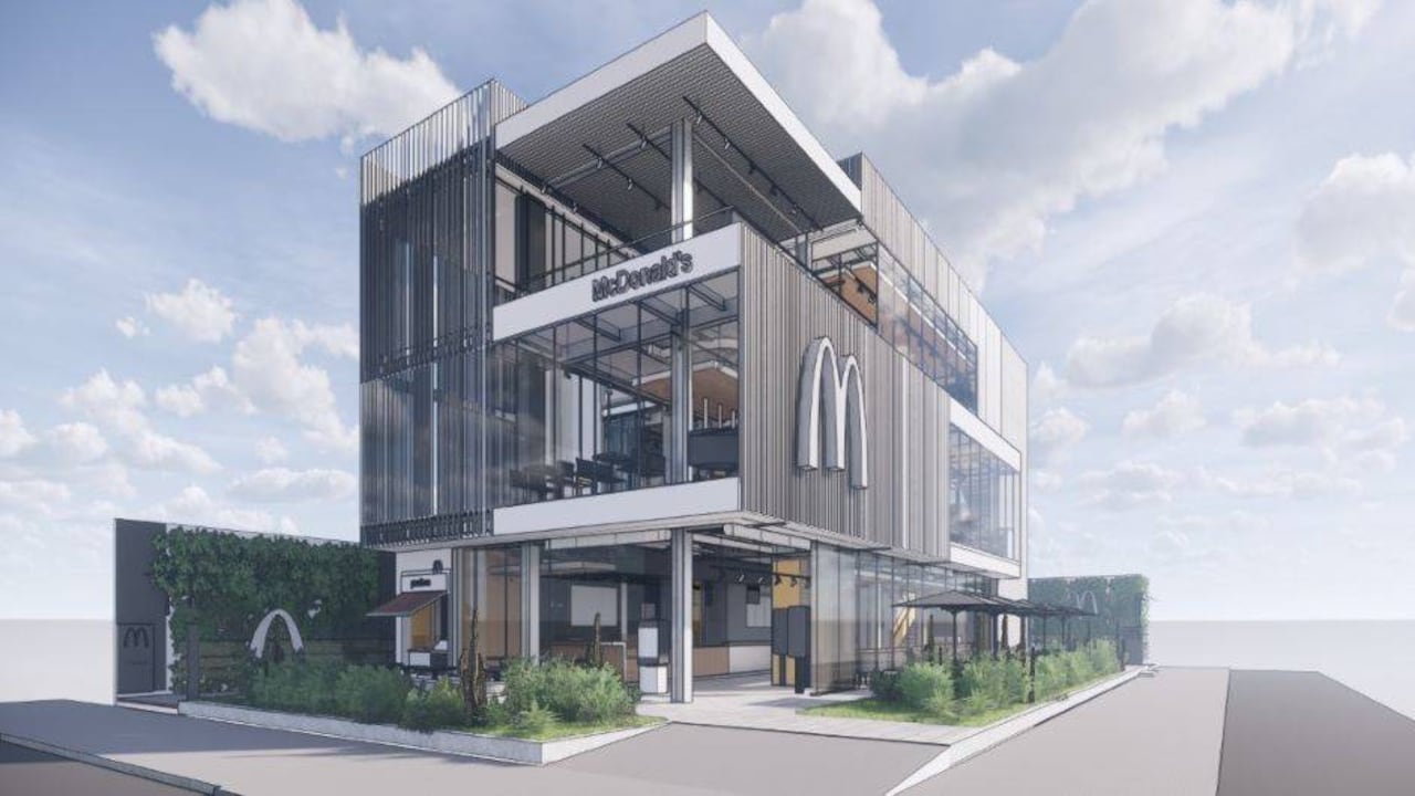 Tras 18 años de haber sido construido, el McDonalds del Parque e la 93 se renueva por completo.