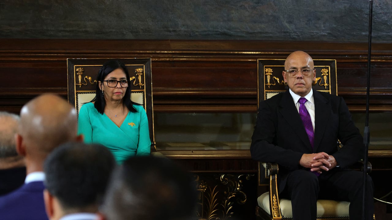 La vicepresidenta de Venezuela, Delcy Rodríguez, observa tras su juramentación como presidenta interina de Venezuela durante la sesión inaugural del período legislativo constitucional 2026-2031 en el Palacio Federal Legislativo el 5 de enero de 2026 en Caracas, Venezuela.