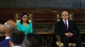 La vicepresidenta de Venezuela, Delcy Rodríguez, observa tras su juramentación como presidenta interina de Venezuela durante la sesión inaugural del período legislativo constitucional 2026-2031 en el Palacio Federal Legislativo el 5 de enero de 2026 en Caracas, Venezuela.
