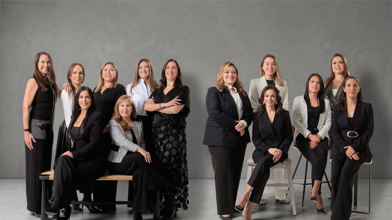 De izquierda a derecha, de pie: Patricia Urrea, Adriana María Rojas, Lupita León, Claudia Marcela Camargo y Martha Lucía Maldonado. Sentadas: Rosine Dallos y Luz Stella Espitia.
De izquierda a derecha, de pie: Shenny González, Ana Barreto y Thyana Julieth Álvarez. Sentadas: Luz Stella Murgas, Lady Poveda y Catalina Rueda.