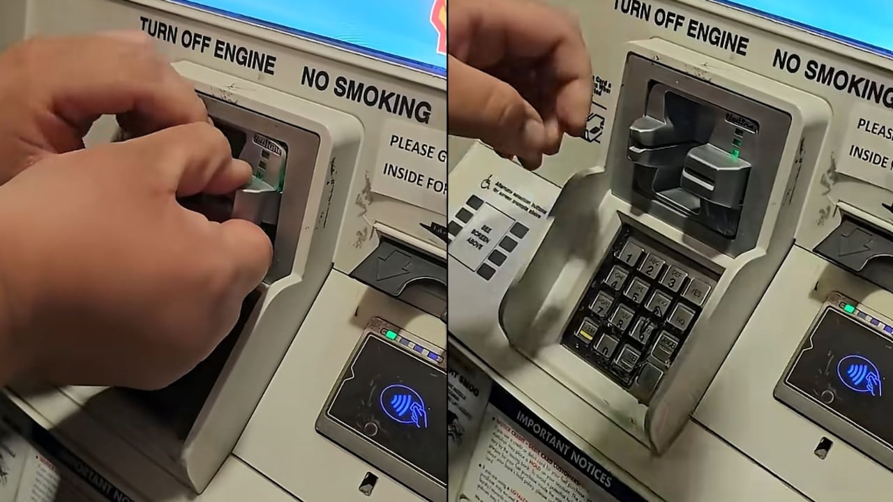 Imagen de referencia de persona desmontando piezas falsas de un cajero automático.