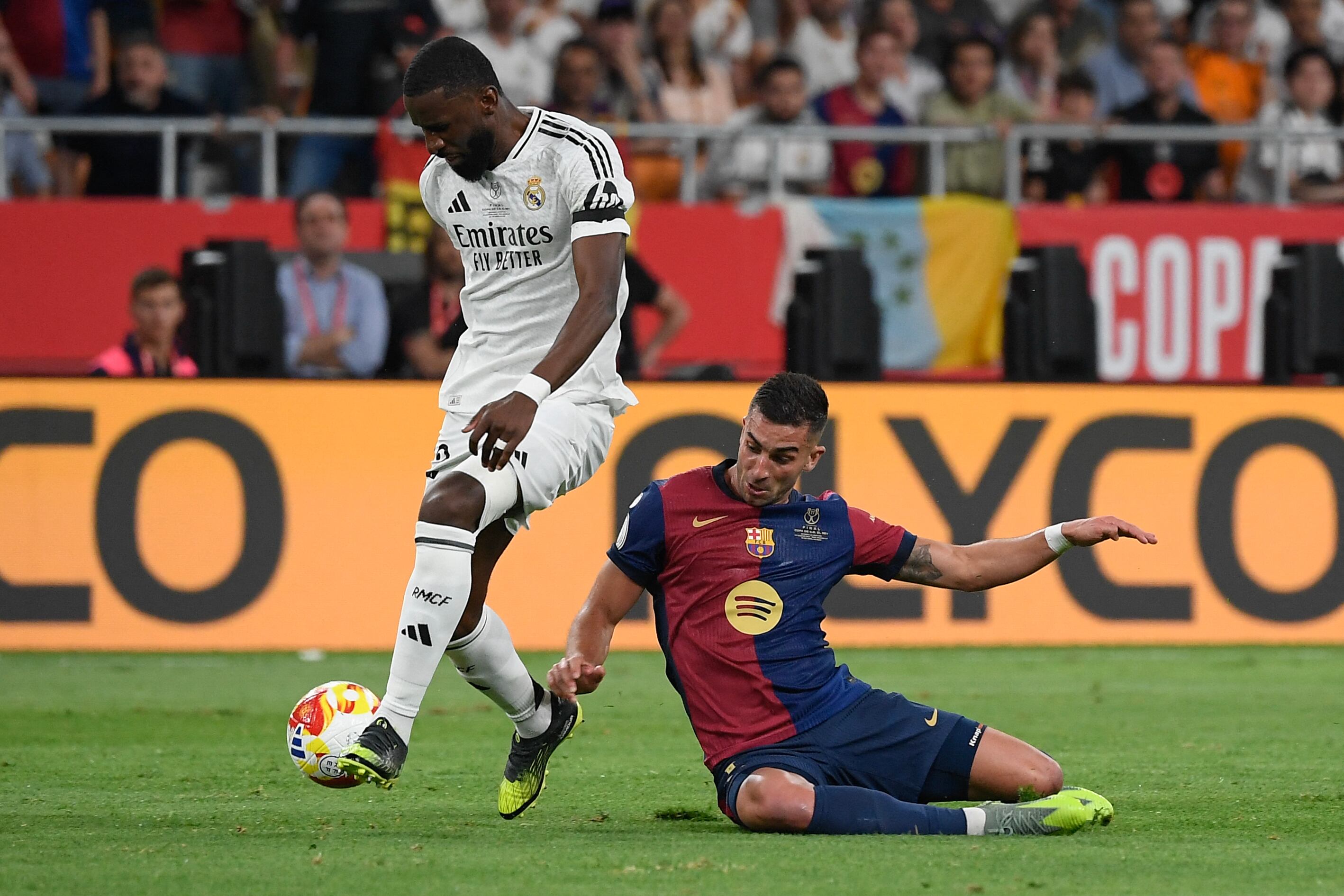 El defensa del Real Madrid, Antonio Rudiger, recibió un duro castigo por su airado reclamo en la final de la Copa del Rey, ante el Barcelona.