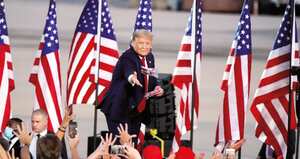 Al entrar a la tarima en su mitin relámpago en Sandford, Florida, Trump lanzó su tapabocas a la multitud.