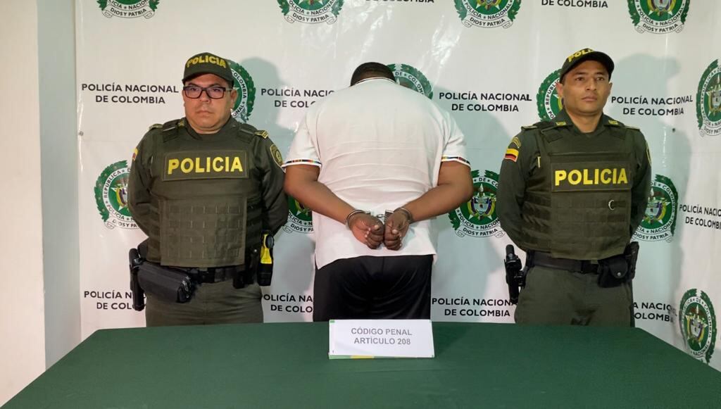 El agresor es esposo de la tía de la víctima.