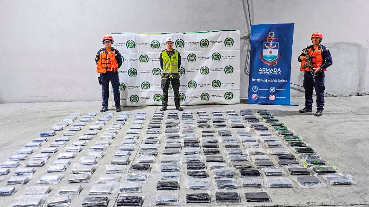 Unidades de Guardacostas de la Armada de Colombia y la Policía inspeccionan el cargamento en el puerto de Santa Marta, donde fueron hallados 152 kilogramos de cocaína ocultos en un contenedor de plátanos con destino a Europa.