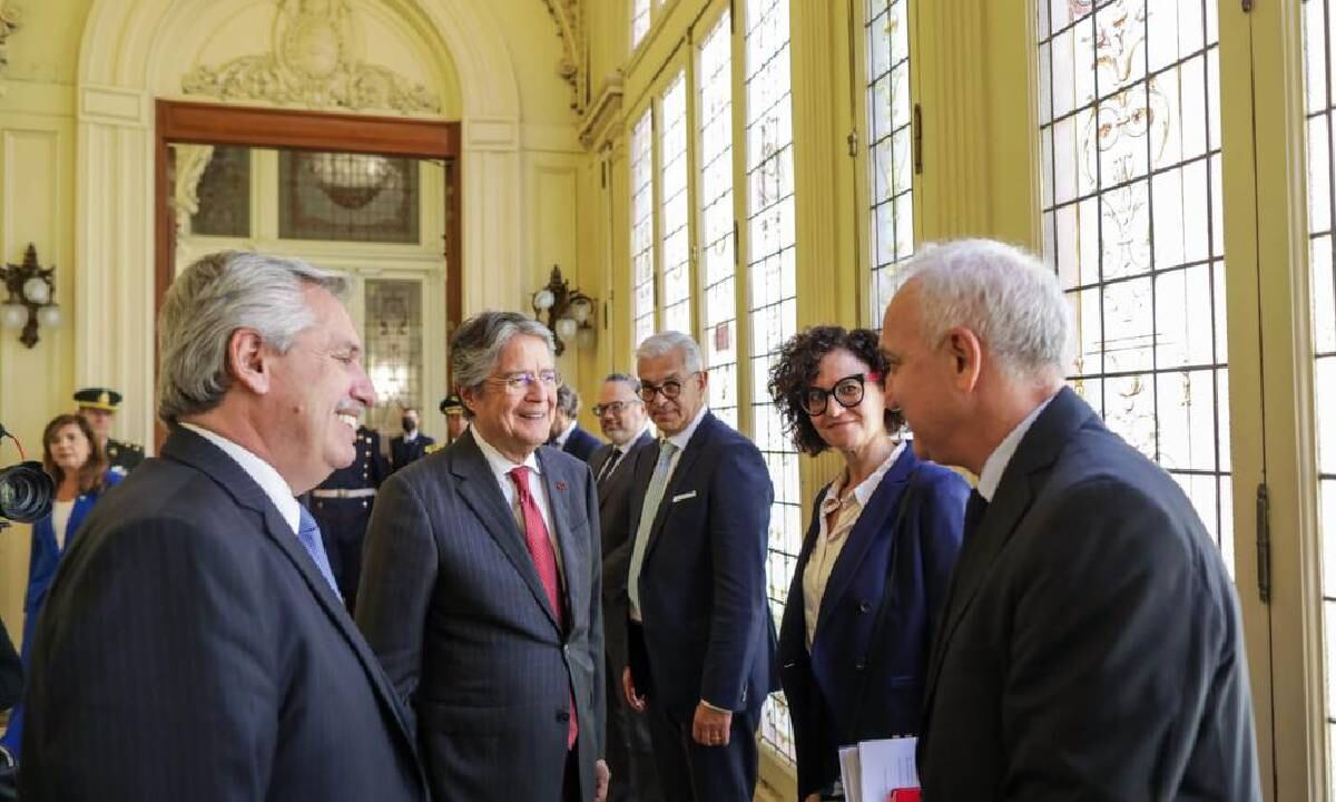 Las autoridades ecuatorianas sospechan que la exministra salió de la Embajada en un coche diplomático con ayuda de la propia embajada, algo que Argentina ha desmentido.