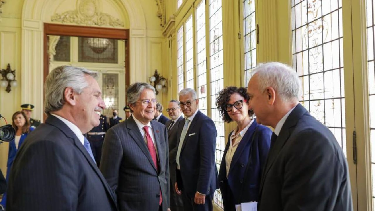 Las autoridades ecuatorianas sospechan que la exministra salió de la Embajada en un coche diplomático con ayuda de la propia embajada, algo que Argentina ha desmentido.