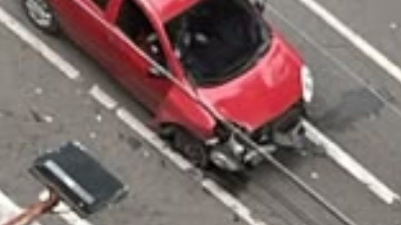 Así quedó el carro alcanzado por una bomba molotov