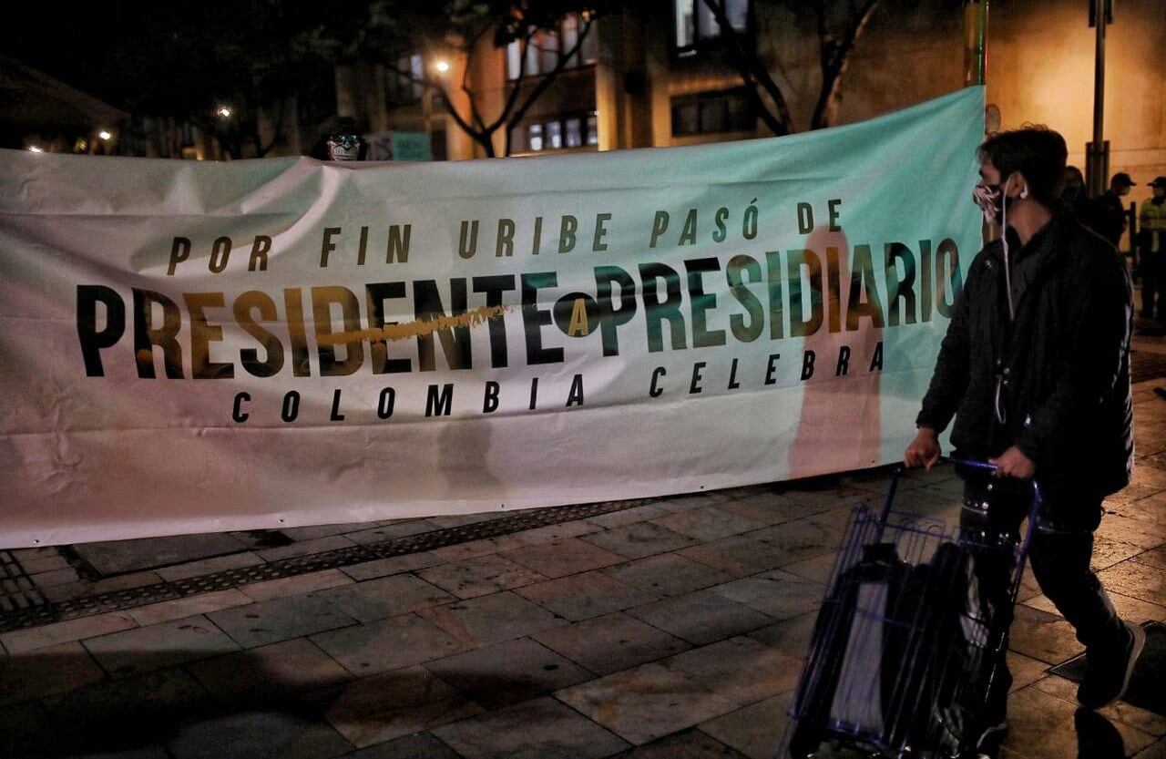 Detención domiciliaria al expresidente Àlvaro Uribe generó reacciones a favor y en contra